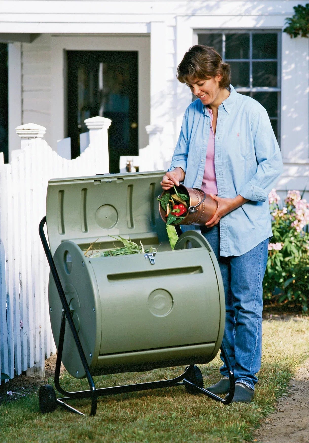 Mantis  Mobile Composter Rolls Direct to the Garden