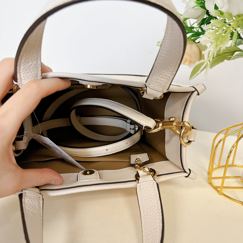 Coach  Dempsey Tote 22  Chalk
