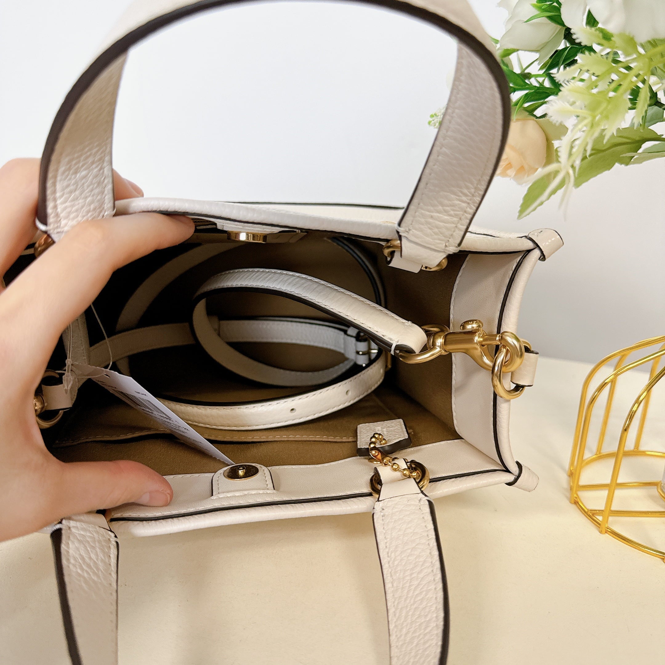 Coach  Dempsey Tote 22  Chalk