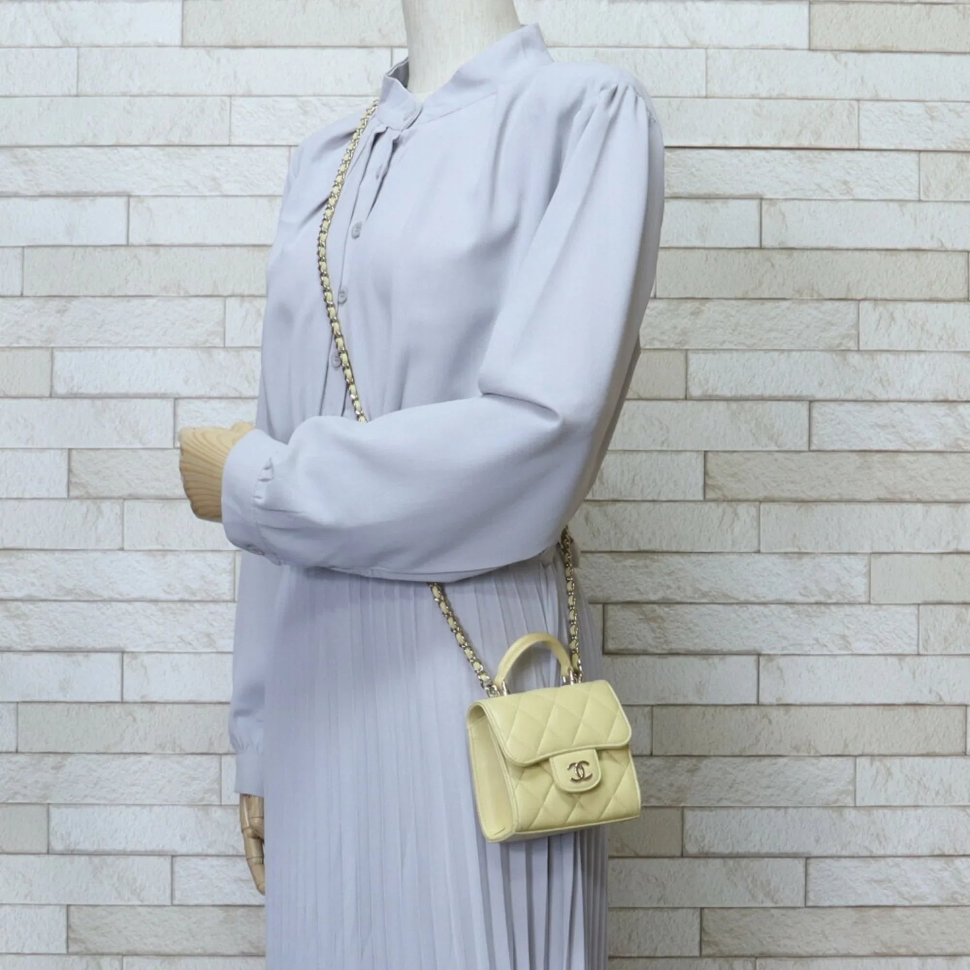 Pre-Owned  Matelasse Shoulder Bag Lambskin  Yellow Women's (Good)