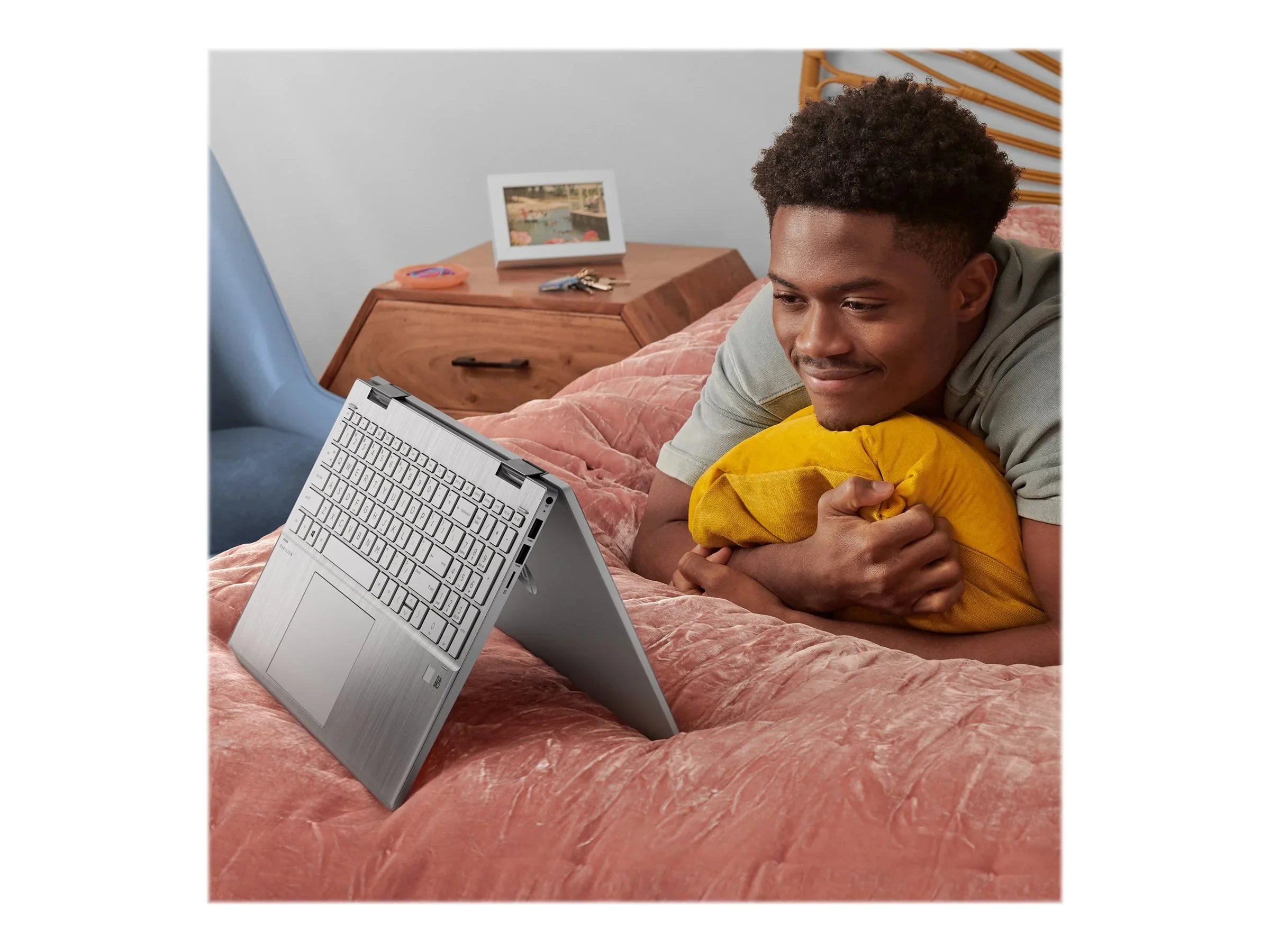 Pavilion x360 Laptop 15-er0051nr - Flip design - Intel Core i5 1135G7 / 2.4 GHz - Win 10 Home 64-bit - Iris Xe Graphics - 8   - 512   NVMe - 15.6"  touchscreen 1920 x 1080 (Full ) - Wi-Fi 6 - natural silver - kbd: