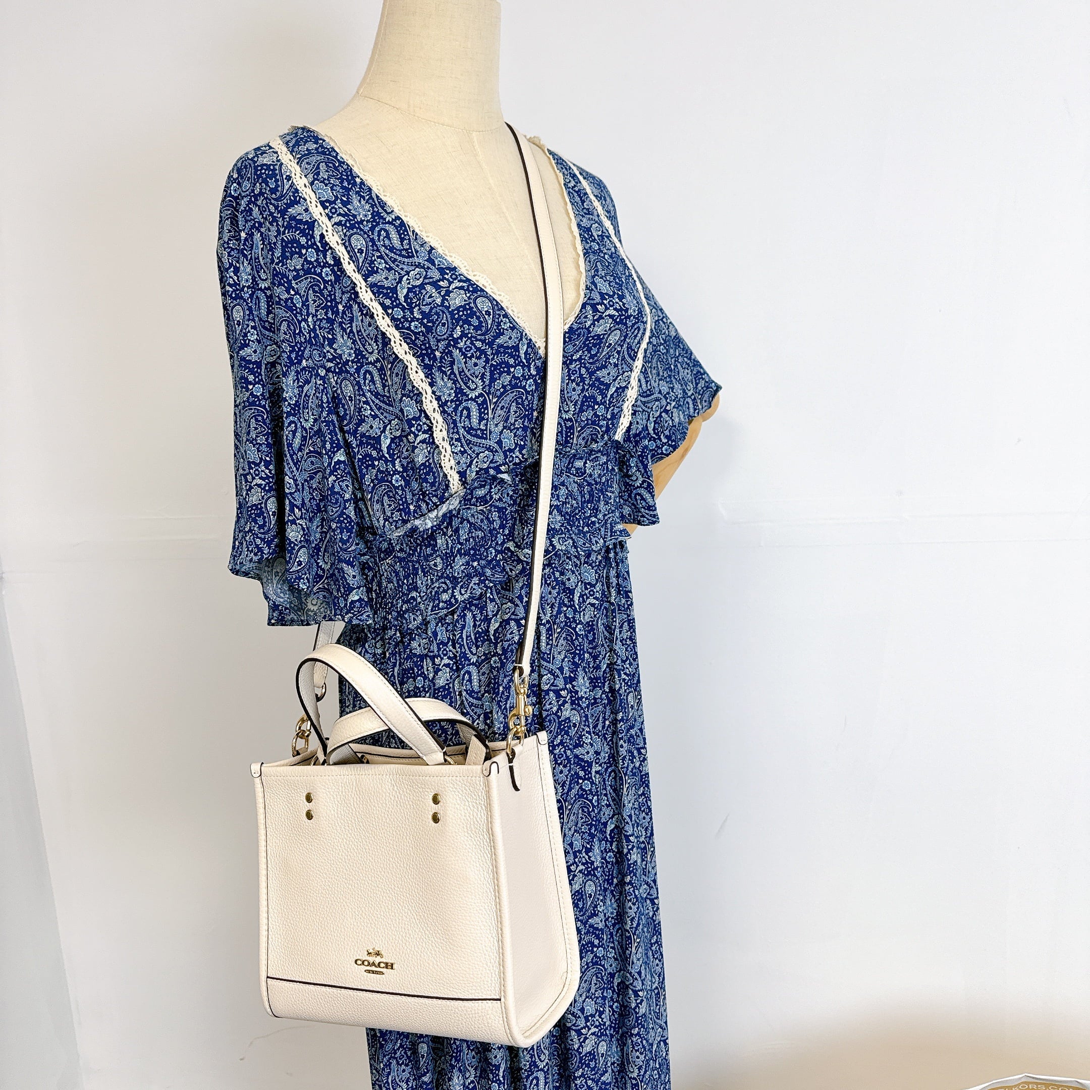 Coach  Dempsey Tote 22  Chalk